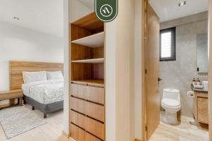 Bilik mandi di Centric 2 BR Condo in the Heart Roma Norte +20 gambar