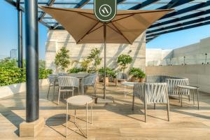 Balkoni atau teres di Luxury 2 BR Condo - Rooftop Pool with City View
