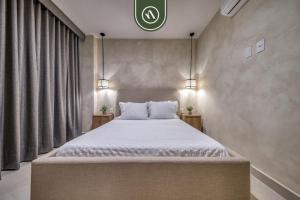 ein Schlafzimmer mit einem großen Bett mit zwei Lampen darauf in der Unterkunft Luxury 2 BR Condo Near Beaches - Pools - Gym in Nuevo Vallarta + 23 Fotos