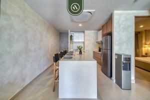 eine Küche mit einer weißen Theke und einem Kühlschrank in der Unterkunft Luxury 2 BR Condo Near Beaches - Pools - Gym in Nuevo Vallarta