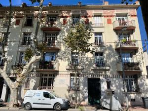Το κτήριο όπου στεγάζεται  το δωμάτιο σε οικογενειακή κατοικία +4 φωτογραφίες