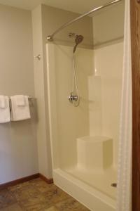 Ένα μπάνιο στο 2 bed condo at Wild Eagle Lodge on Duck Lake, #201