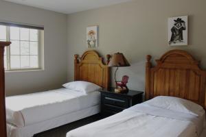 Ένα ή περισσότερα κρεβάτια σε δωμάτιο στο 2 bed condo at Wild Eagle Lodge on Duck Lake, #201