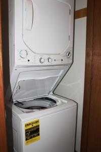 Φωτογραφία από το άλμπουμ του 2 bed condo at Wild Eagle Lodge on Duck Lake, #201 σε Eagle River