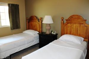 Postel nebo postele na pokoji v ubytování 2 bedroom Duck Lake condo at Wild Eagle Lodge, #207