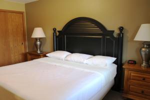 Postel nebo postele na pokoji v ubytování 2 bedroom Duck Lake condo at Wild Eagle Lodge, #207