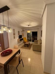 Una sala de estar con una mesa y un comedor. en Oropesa del Mar, en El Borseral