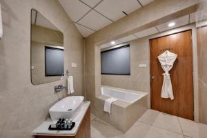 Phòng tắm tại Soil to Soul Trinity Hotel - A Boutique Stay