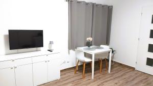 Televiisor ja/või meelelahutuskeskus majutusasutuses Pretty private Apartment U LABE, self-service check-in 24 l 7