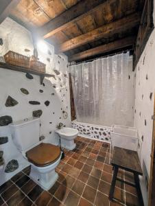 Koupelna v ubytování CHC - Casa Rural del Herrero