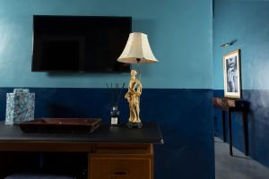 ガリポリにあるPalazzo Colomboの青い壁の机の上のランプ