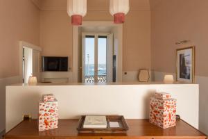 ガリポリにあるPalazzo Colomboのテーブルと鏡のあるリビングルーム