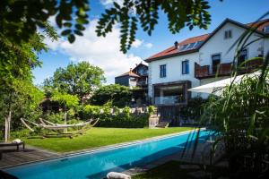 Bazén v ubytování Le Clos Des Sens nebo v jeho okolí