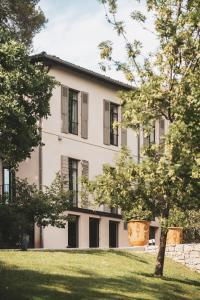 un edificio con un jarrón grande delante de él en Les Lodges Sainte-Victoire Hotel & Spa, en Aix-en-Provence