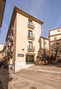 un edificio con scale di fronte a un edificio di Monjas del Carmen Hotel a Granada