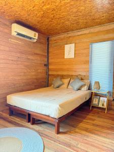 Katil atau katil-katil dalam bilik di Lan Lay Beach House