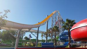 een achtbaan in een waterpark bij Albufeira Luxury Villa in Albufeira