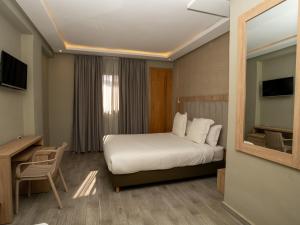 Televiisor ja/või meelelahutuskeskus majutusasutuses HOTEL CAFE PALAIS SALAM , Beni Mellal