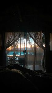 - Vistas a una habitación con cama y ventana en Chalé Morada dos Tucanos, en Santo Amaro da Imperatriz