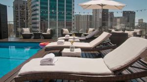 Bazén v ubytování 725 Continental Hotel nebo v jeho okolí