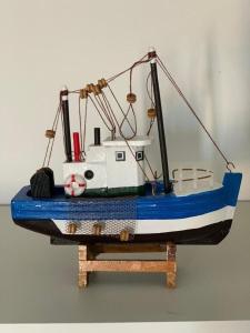 une maquette de bateau posée sur une table dans l'établissement Unamar, conforto em frente a praia!, à Cabo Frio