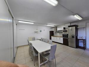 Una cocina con una mesa y sillas en una habitación. en TATI HOMES - Caleruco 50, en Santander