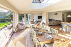 een eetkamer en woonkamer met een tafel en stoelen bij Church Cottage Stiffkey in Stiffkey