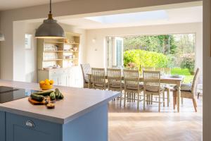 een keuken en eetkamer met een tafel en stoelen bij Church Cottage Stiffkey in Stiffkey