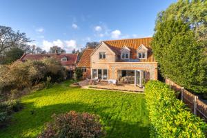 een luchtfoto van een huis met een tuin bij Church Cottage Stiffkey in Stiffkey