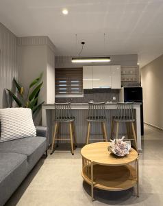 ein Wohnzimmer mit Sofa und Tisch in der Unterkunft Casa Doro A5 in Larisa