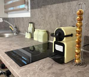 ein gelber Toaster auf einer Theke in einer Küche in der Unterkunft Casa Doro A5 in Larisa + 9 Fotos