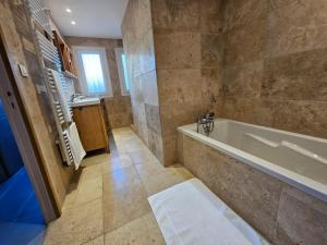 a large bathroom with a tub and a sink at Appartement 3 chambres avec grande terrasse dans le centre de Pernes les Fontaines in Pernes-les-Fontaines +17 photos