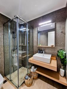 Un baño con lavabo y ducha en Mea Casa Comfort Home, en Pitsidia