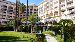 duży budynek z drzewami przed nim w obiekcie Appartement 556, Vue Mer et piscine By Palmazur Vacances w Cannes