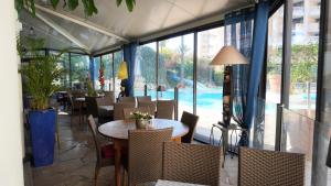 Basen w obiekcie Appartement 556, Vue Mer et piscine By Palmazur Vacances lub w pobliżu