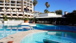 Basen w obiekcie Appartement 556, Vue Mer et piscine By Palmazur Vacances lub w pobliżu