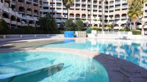 Basen w obiekcie Appartement 556, Vue Mer et piscine By Palmazur Vacances lub w pobliżu