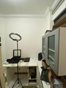 un escritorio con un monitor y un ordenador portátil. en Residencial Candeias, en Vitória da Conquista