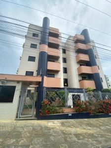 un edificio con una valla delante en Residencial Candeias, en Vitória da Conquista