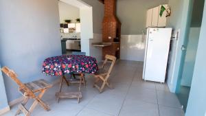 Una cocina o cocineta en Chacara com piscina, area gourmet equipada e Wi-Fi