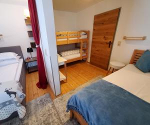 Posteľ alebo postele v izbe v ubytovaní Urlaub am Krausberghof, Apartment mit Balkon und Parkplatz, inmitten der Natur, kostenfreie Kaffeekapseln, 6 Fahrminuten zur Alpentherme Gastein und zur Schlossalmbahn, Spielplatz, großer Gartenbereich