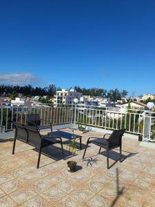 フリック・アン・フラックにあるResidenza Perla Marina apartment 5のバルコニー(椅子、テーブル付)