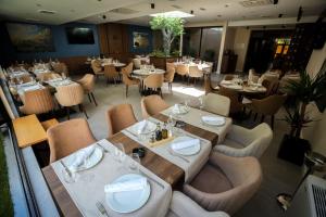 Apart Hotel Maksimum餐厅或其他用餐的地方