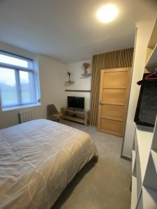 una camera con letto, televisore e porta di Maison individuelle avec terrasse et parking a Sains-lès-Marquion Altre 14 foto