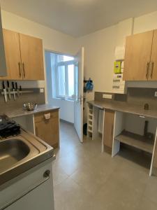 una cucina con un lavello e un piano di lavoro di Maison individuelle avec terrasse et parking a Sains-lès-Marquion