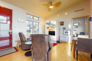 a living room with chairs and a table and a ceiling fan at Wonder House in Coveland +15 photos