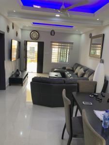 a living room with a couch and a table at Paradise Estate in Katamanso