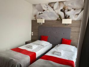 Łóżko lub łóżka w pokoju w obiekcie Pass Hotel