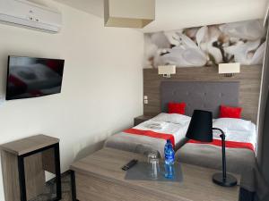 Łóżko lub łóżka w pokoju w obiekcie Pass Hotel