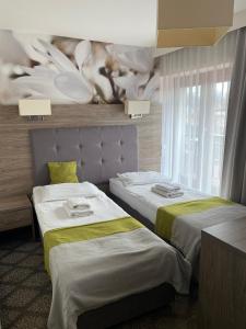 Łóżko lub łóżka w pokoju w obiekcie Pass Hotel